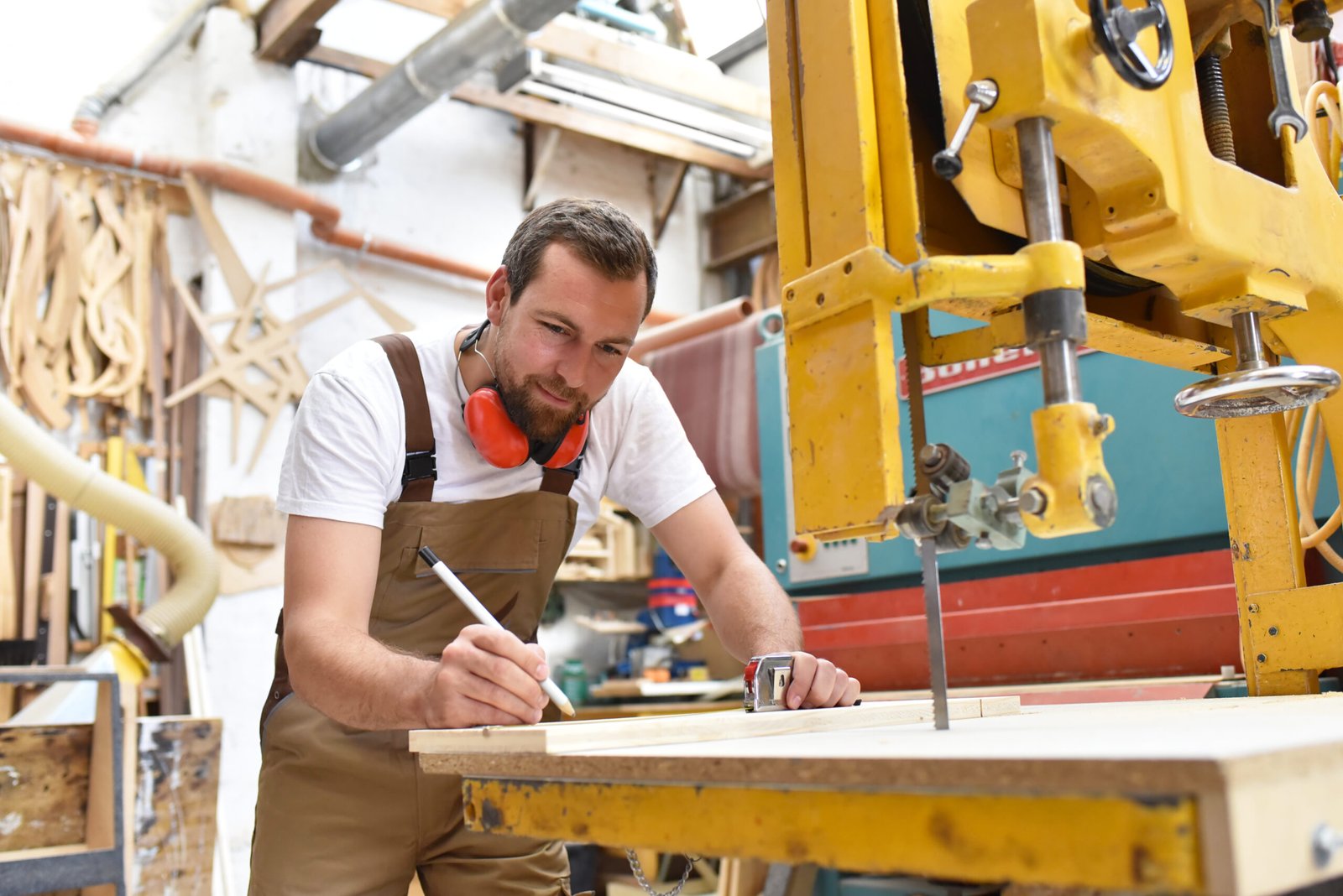 You are currently viewing Le Menuisier Roumain : Un Expert en Bois au Service de Vos Projets de Construction et d’Aménagement